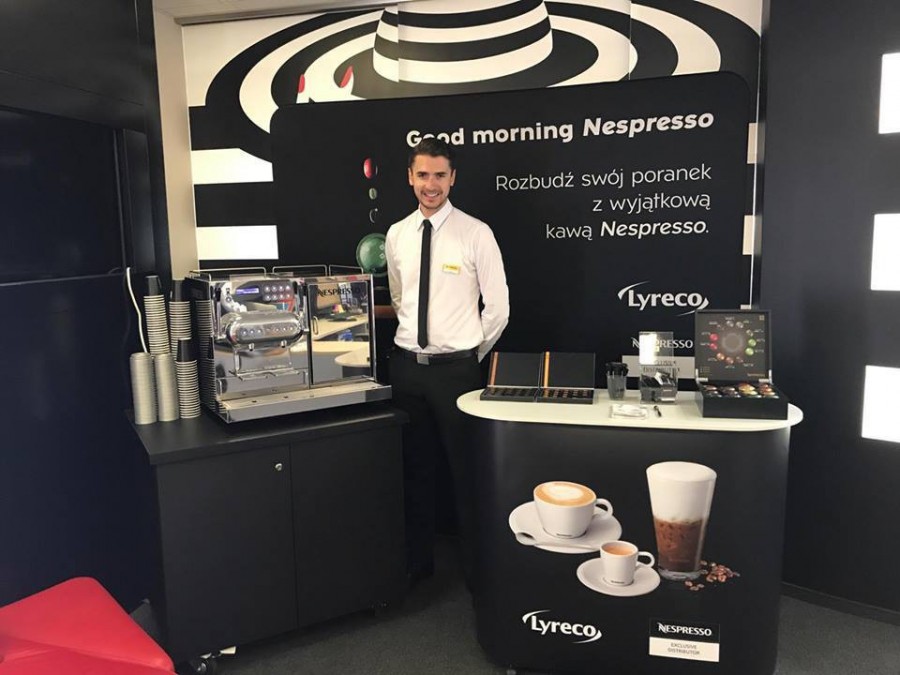 Promotor Nespresso podczas eventu w Sephorze.