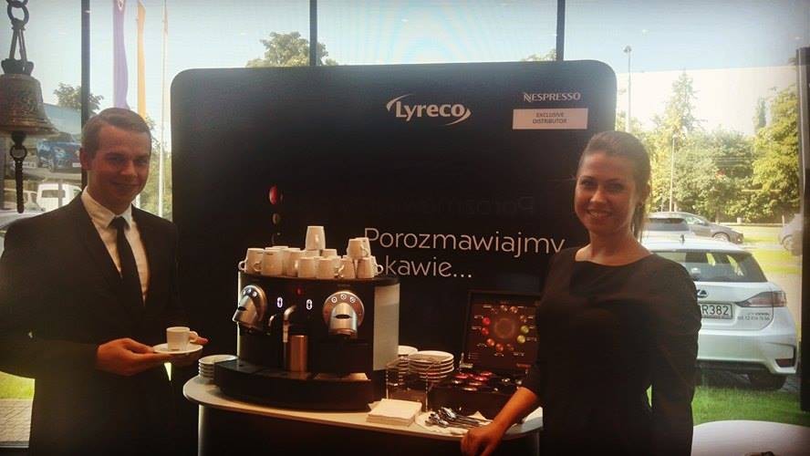 Promotorzy Nespresso w salonie Lexusa